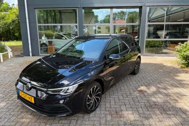 Volkswagen Golf (2023) thumbnail 2