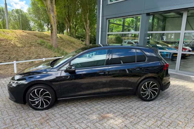 Volkswagen Golf (2023) thumbnail 4