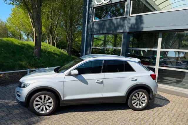 Volkswagen T-Roc (2022) thumbnail 2