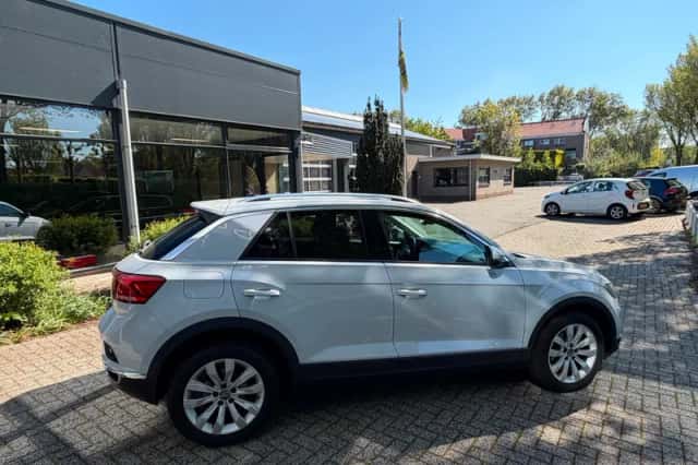 Volkswagen T-Roc (2022) thumbnail 6