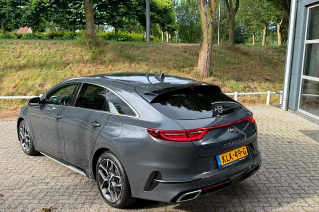 Kia ProCeed (2019) thumbnail 3