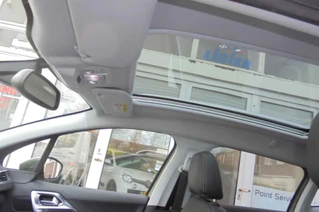 Peugeot 2008 (2016) thumbnail 6