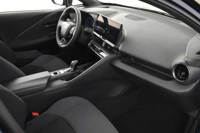 Toyota C-HR (2024) thumbnail 3