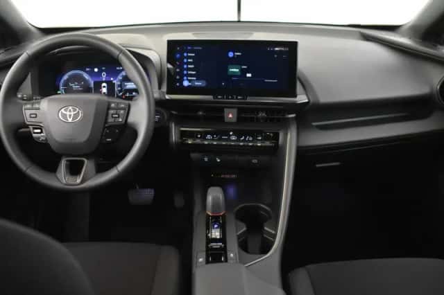 Toyota C-HR (2024) thumbnail 4