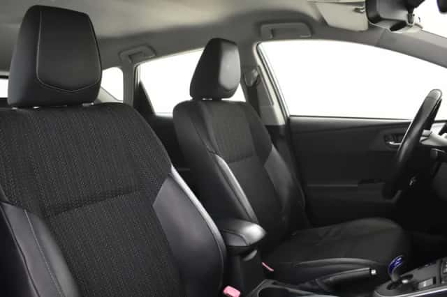 Toyota Auris (2014) thumbnail 3