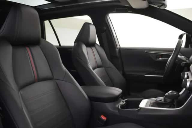 Toyota RAV4 (2024) thumbnail 3