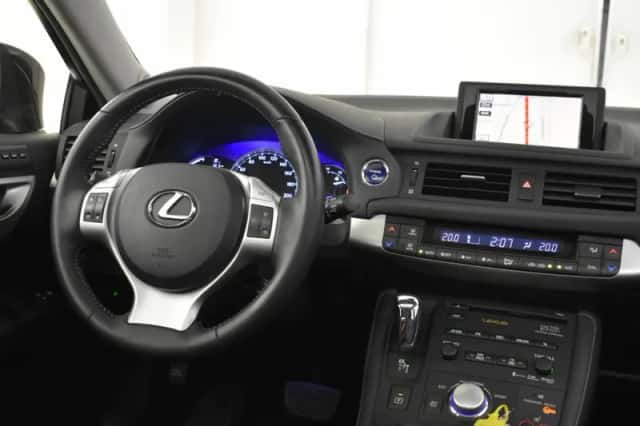 Lexus CT (2011) thumbnail 4