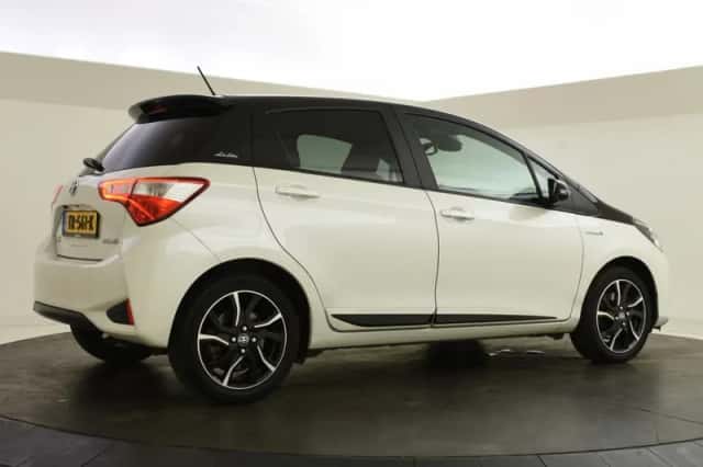 Toyota Yaris (2018) thumbnail 2