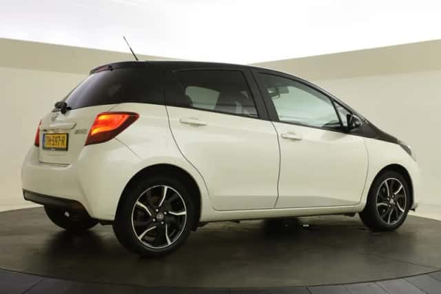 Toyota Yaris (2017) thumbnail 2