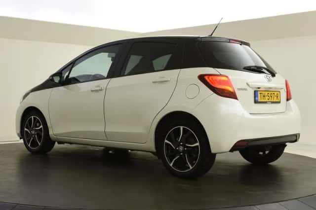 Toyota Yaris (2017) thumbnail 6