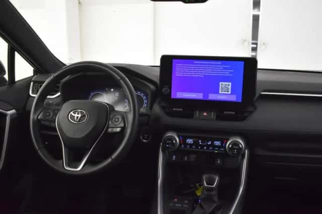 Toyota RAV4 (2024) thumbnail 3