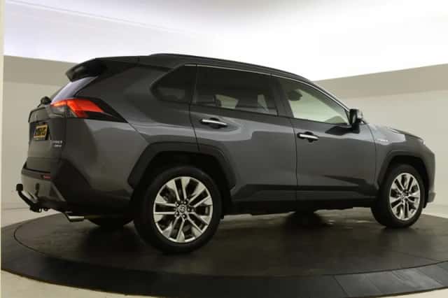 Toyota RAV4 (2021) thumbnail 2