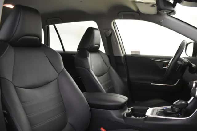 Toyota RAV4 (2021) thumbnail 3