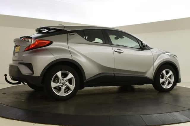 Toyota C-HR (2017) thumbnail 2