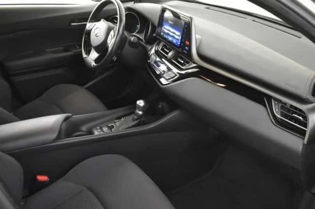 Toyota C-HR (2017) thumbnail 3