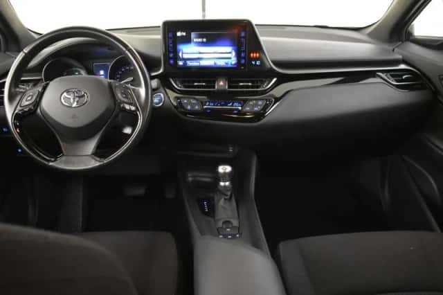 Toyota C-HR (2017) thumbnail 4