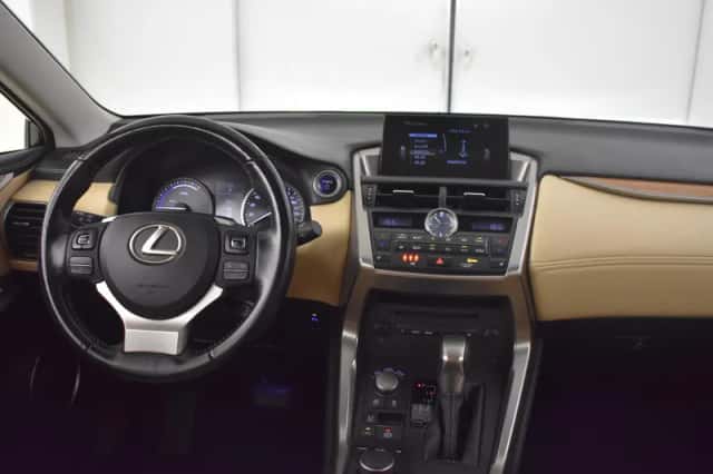 Lexus NX (2016) thumbnail 3