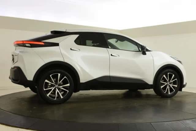 Toyota C-HR (2024) thumbnail 2