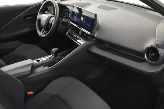 Toyota C-HR (2024) thumbnail 3