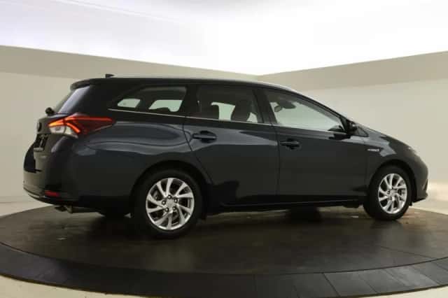 Toyota Auris (2016) thumbnail 2