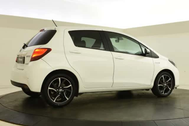 Toyota Yaris (2016) thumbnail 2