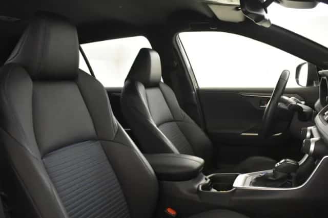 Toyota RAV4 (2022) thumbnail 3