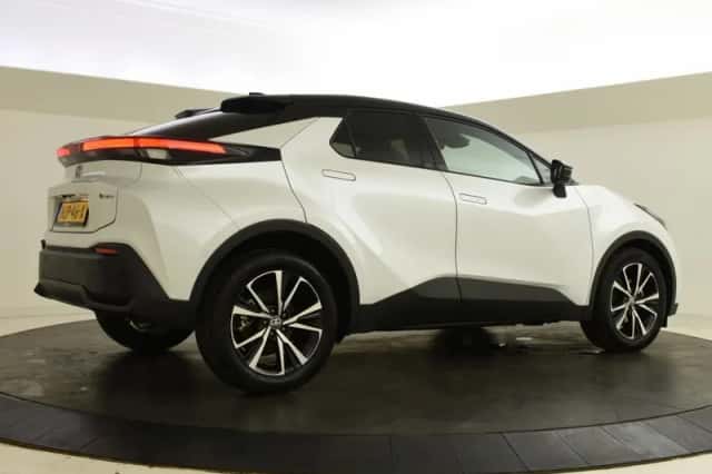 Toyota C-HR (2025) thumbnail 2