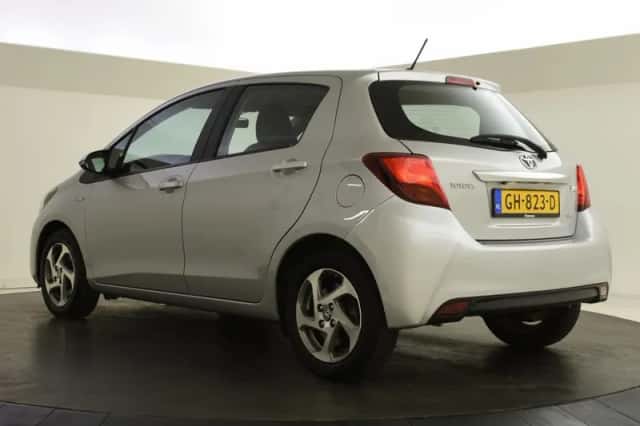 Toyota Yaris (2015) thumbnail 6