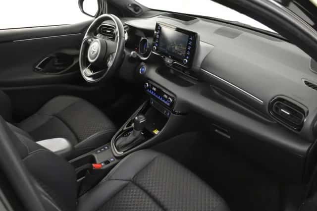 Toyota Yaris (2021) thumbnail 3