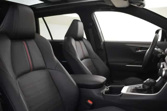 Toyota RAV4 (2024) thumbnail 3