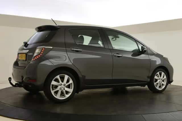 Toyota Yaris (2013) thumbnail 2
