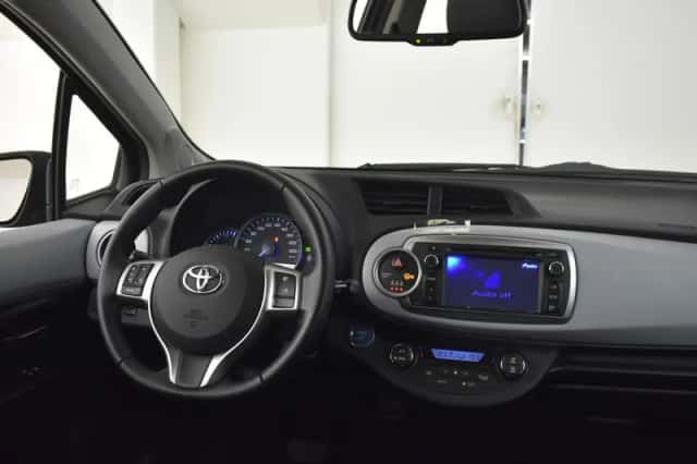 Toyota Yaris (2013) thumbnail 3