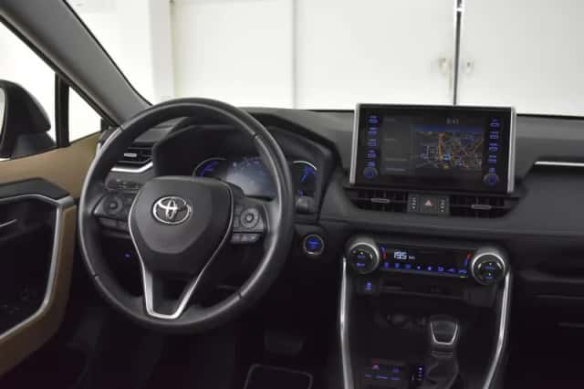 Toyota RAV4 (2021) thumbnail 3
