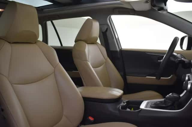 Toyota RAV4 (2021) thumbnail 4