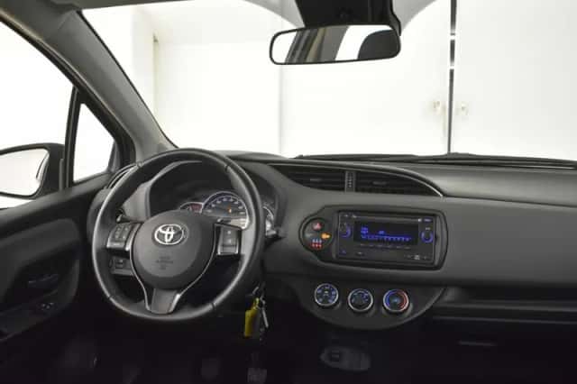 Toyota Yaris (2017) thumbnail 3