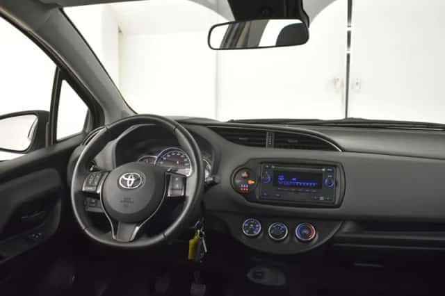 Toyota Yaris (2017) thumbnail 3