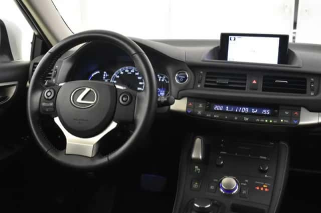 Lexus CT (2015) thumbnail 3