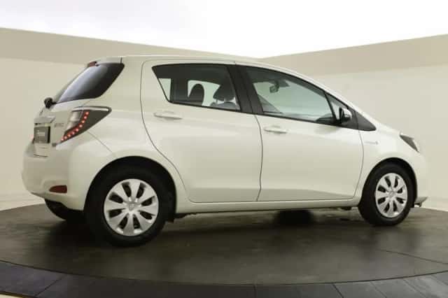 Toyota Yaris (2014) thumbnail 2
