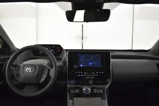 Toyota bZ4X (2023) thumbnail 4