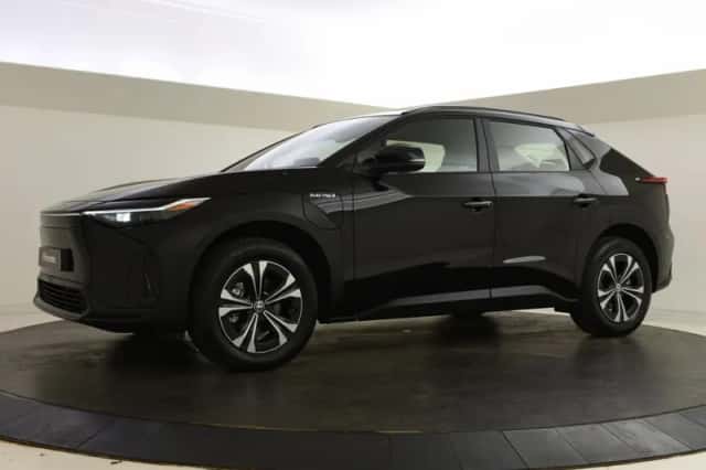 Toyota bZ4X (2023) thumbnail 5