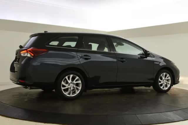 Toyota Auris (2016) thumbnail 2