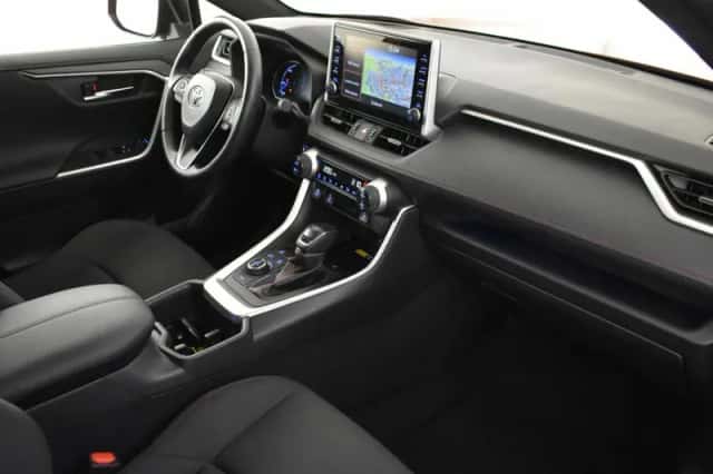 Toyota RAV4 (2022) thumbnail 3