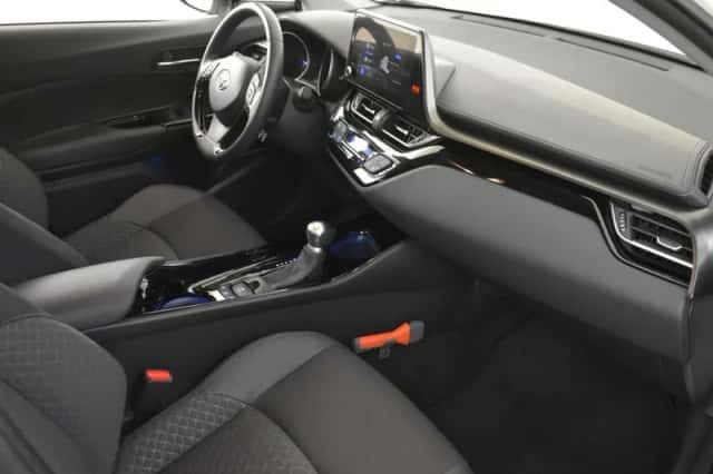 Toyota C-HR (2023) thumbnail 3