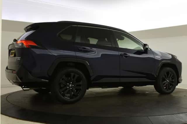 Toyota RAV4 (2021) thumbnail 2