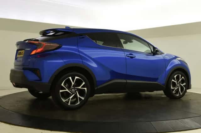 Toyota C-HR (2018) thumbnail 2