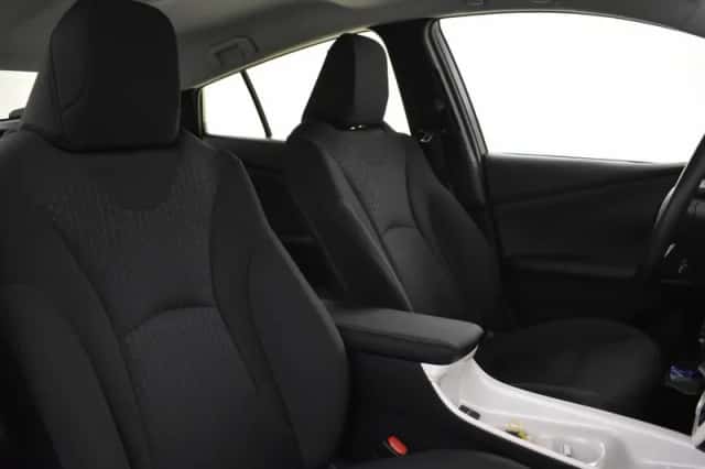 Toyota Prius (2017) thumbnail 3