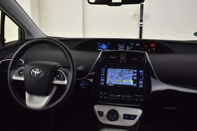 Toyota Prius (2017) thumbnail 4