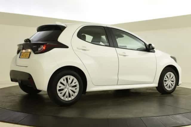 Toyota Yaris (2025) thumbnail 2