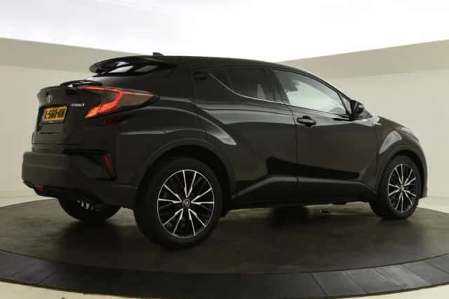 Toyota C-HR (2019) thumbnail 2