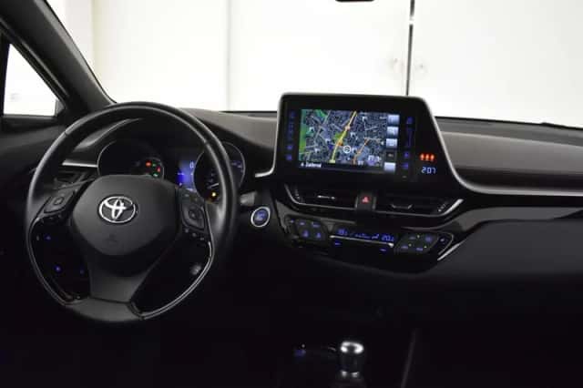 Toyota C-HR (2019) thumbnail 4